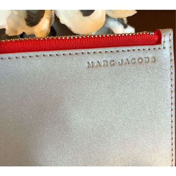 MARC JACOBS - NWOT - Card Case/Key Pouch in Smooth Silver Leather with Red Trim - Picture 7 of 14